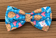 Load image into Gallery viewer, “Cookies and Milk” Bow tie
