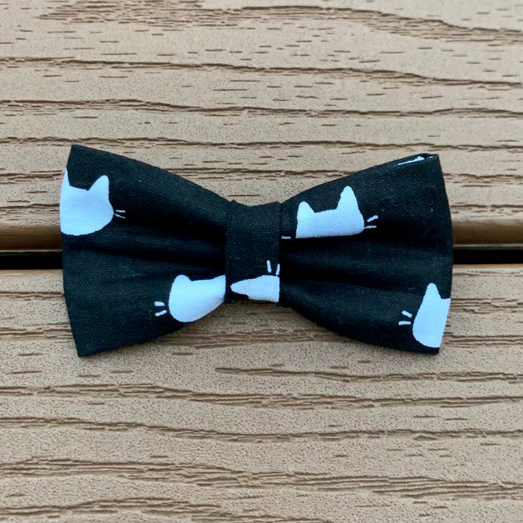 “White cats on black background” Bow tie